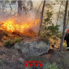 Un bomber durant les tasques d'extinció a Xerta.