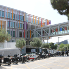 Façana i passarel·la d'accés al nou Pediatric Cancer Center Barcelona de l'Hospital Sant Joan de Déu.