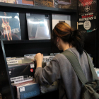 Una clienta de Discos Revolver en la sección de vinilos de la tienda.