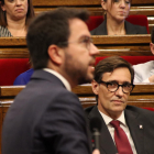El líder del PSC, Salvador Illa, observant el president de la Generalitat, Pere Aragonès, a la sessió de control.