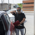 Imatge de Santiago Barrionuevo mentre posa gasolina al seu vehicle al polígon Francolí de Tarragona.