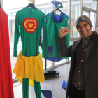 L'artista Jordi Llort-Figuerola amb els vestits del seu alter ego, el superheroi Plastic Hunter, a l'exposició 'Distopies del plàstic'.