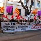 Manifestantes y representantes sindicales en la protesta realizada ante la Audiencia de Tarragona.