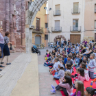 La plaça Vella, plena de gom a gom durant l'actuació de la companyia Anna Confetti.