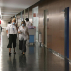 Personal sanitario en uno de los pasillos del Hospital del Mar.