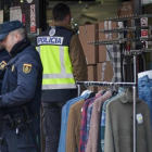 Imagen de unos agentes de policía verificando las marcas de ropa de un establecimiento.