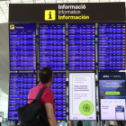 Un pasajero mira los paneles informativos de la terminal T1 del aeropuerto de El Prat.