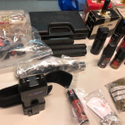 Algunes de les armes i drogues decomissades pels agents.