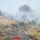 Un miembro del Cuerpo trabaja en la extinción del fuego en la Terra Alta.