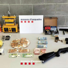 Las cinco armas, los 27.000€ en efectivo y parte de la droga decomisada.