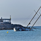 Imatge del vaixell embarrancat a la platja de Coma-ruga.