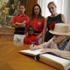 La dibuixant Pilarín Bayés amb l'alcaldessa de Valls, Dolors Farré, i representants de les dues colles castelleres, ahir al migdia.