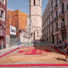 Imagen de las entidades elaborando las alfombras de flores por las calles de Reus por donde pasó la procesión de Corpus.