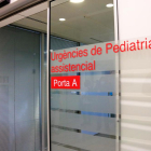 Porta d'entrada d'Urgències de Pediatria d'un Hospital.