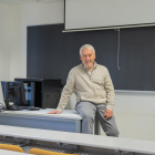 Josep Poblet a una de les aules de la universitat on imparteix classes.