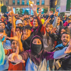 Centenars d'aficionats marroquins celebrant la victòria del seu equip a la plaça Prim de Reus.