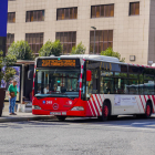 Imagen de archivo de un autobús del EMT en su paso por la plaza Imperial Tàrraco.