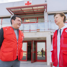 Imatge d'Omar Kassem, psicòleg de la Creu Roja, i Ludmila Verik, traductora voluntària.