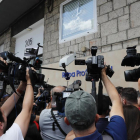 Diversos periodistes al costat de l'habitatge situat al número 205 del carrer Serrano de Madrid,