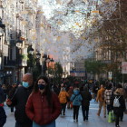 Gente con mascarilla paseando por el Portal de l'Àngel de Barcelona.