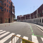 Imatge d'un dels carrers que ara s'ha habilitat amb zona verda d'aparcament al Serrallo.