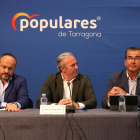 De izquierda a derecha, el presidente del PP de Catalunya, Alejandro Fernández; el presidente del PP de Aragón, Jorge Azcón; y el portavoz del PP en el Ayuntamiento de Tarragona, José Luís Martín; durante un acto organizado por el PP de Tarragona.