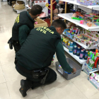 Agentes de la Guardia Civil de Tarragona inspeccionando juguetes en un operativo hecho en un municipio de la demarcación.