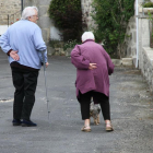 Imatge d'arxiu d'una parella caminant.