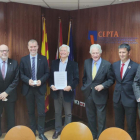 Foto de família dels signants del document.