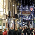 Imagen de archivo de una calle de Reus con la decoración navideña.