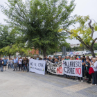 Els residents contraris a la instal·lació d'un Centre Residencial d'Acció Educativa es van concentrar ahir davant de l'Ajuntament.
