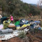 Voluntaris recollint les restes d'un campament d'una plantació de marihuana a Mont-ral.