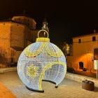 Imatge de la bola de Nadal a la plaça del Castell de Torredembarra.