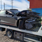 Imatge de la retirada del Tesla accidentat.