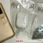 Imatge del telèfon mòbil robat, l'heroïna i els auriculars que l'individu portava abans de ser detingut.