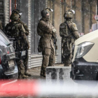 Los miembros de una unidad especial de la fuerza especial de la policía aseguran el área cerca de un centro comercial en Dresden, Alemania.