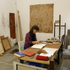Imatge del taller de Núria Rion a Sarral on treballa les seves obres amb materials extrets de la natura.