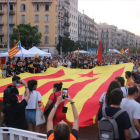 Manifestants de l'esquerra independentista, amb una gran estelada, arribant al Born l'11 de setembre del 2021.