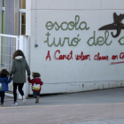 Una pintada reclama la enseñanza en catalán en la fachada de una escuela.