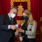 El alcalde Pau Ricomà con Maria Eugènia Gai en el Salón de Plenos en el Ayuntamiento de Tarragona.