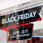 Un cartel en una tienda del centro de Sabadell en el Black Friday.