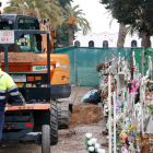 Imatge dels treballs en la fossa comuna del Cementiri de Reus per recuperar les restes de Cipriano Martos.