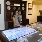 La directora del Museu Pau Casals, Núria Ballester, mostra un dels panells interactius que hi ha a l'equipament.