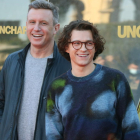 El actor y protagonista de 'Uncharted', Tom Holland, y el director de film, Ruben Fleischer, en el Passeig de Jean Forestier.