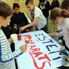 Alumnos del Cabrerès preparan una pancarta para recibir la visita del Departament d'Ensenyament.