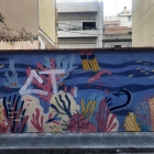 Els grafits van embrutar dos murals solidaris al Serrallo que va restaurar una veïna.