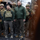 El president d'Ucraïna, Volodímir Zelenski, rodejat de soldats de l'exèrcit ucraïnès.