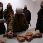 La artista ampostina, Mari Chordà, manipulando la escultura de madera que ha creado para homenajear la cultura musical de Amposta.
