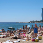 La playa de la Barceloneta llena de gente.