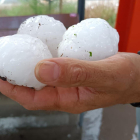 Diverses pedres caigudes durant una tempesta a la Bisbal d'Empordà.